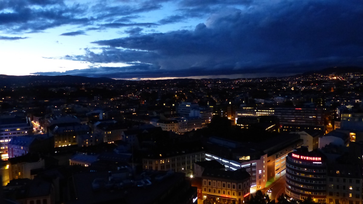 Oslo bei Nacht. Aufnahmeort ist das Restaurant im Hotel Radisson Blu Plaza im 34ten Stockwerk des Hotel
